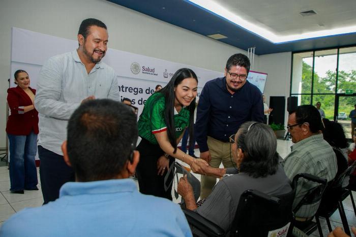 Gobernadora entrega más de 300 aparatos auditivos a personas de todo el estado