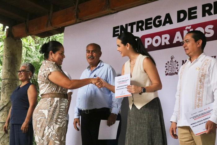 Rosi Bayardo reconoce trayectoria de docentes que han formado generaciones en Manzanillo