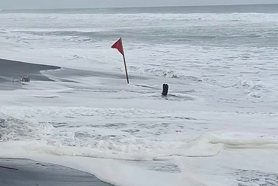 Localizan sin vida a uno de los hombres que fueron arrastrados por el mar en Pascuales, Tecomán