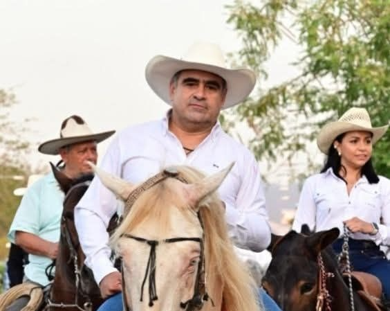 Riult acude a cabalgata en Manzanillo en medio de quejas por el 