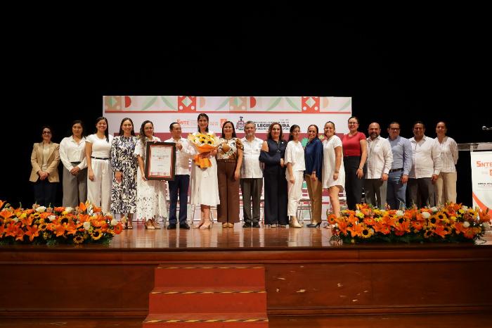Congreso del Estado y SNTE 6 entregan reconocimientos a educadoras colimenses