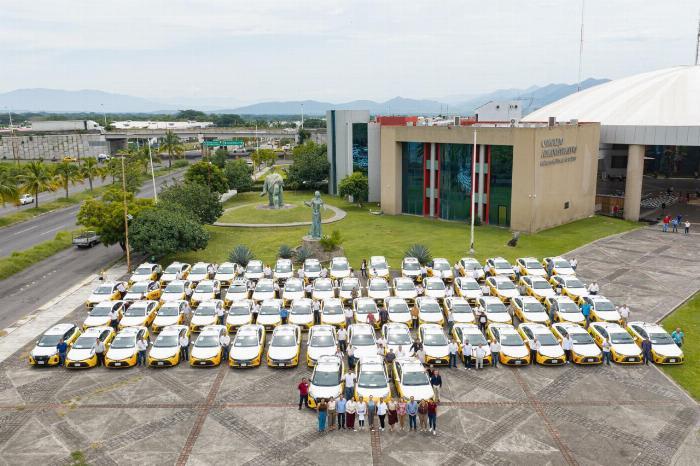 Entregan permisos de operación a 123 nuevos taxis ecológicos en Colima
