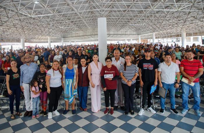 Becas eliminan deserción escolar en primaria y reducen abandono escolar: Indira Vizcaíno
