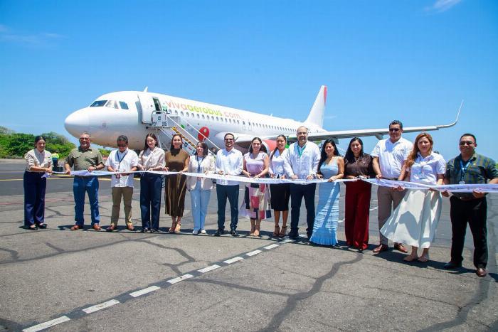 Indira Vizcaíno recibe el primer vuelo AIFA-Manzanillo de Viva Aerobús; trasladó a 163 pasajeros