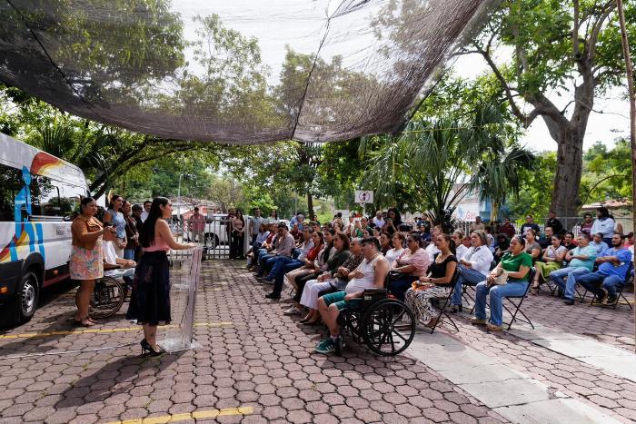 Gobernadora entrega 2 vehículos al CREE; tenían 20 años sin recibir alguna unidad adaptada