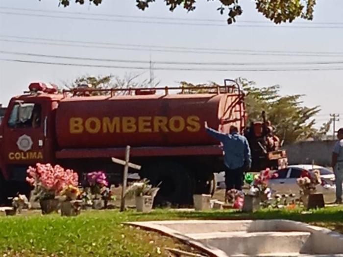 Utilizan pipa del Cuerpo de Bomberos Voluntarios de Colima para regar panteón privado en VdeÁ