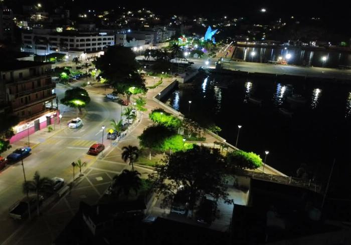 Manzanillo avanza en la renovación del alumbrado público; instala 182 luminarias en el Centro Histórico  