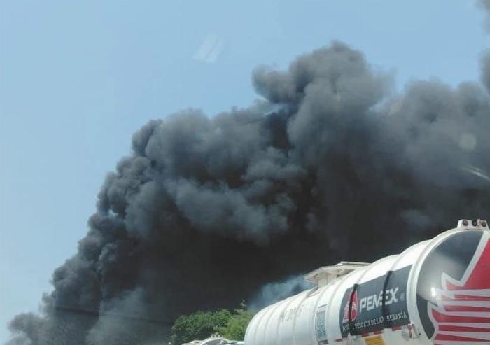 Reportan un muerto y un herido tras explosión de pipa en la carretera Colima-Manzanillo