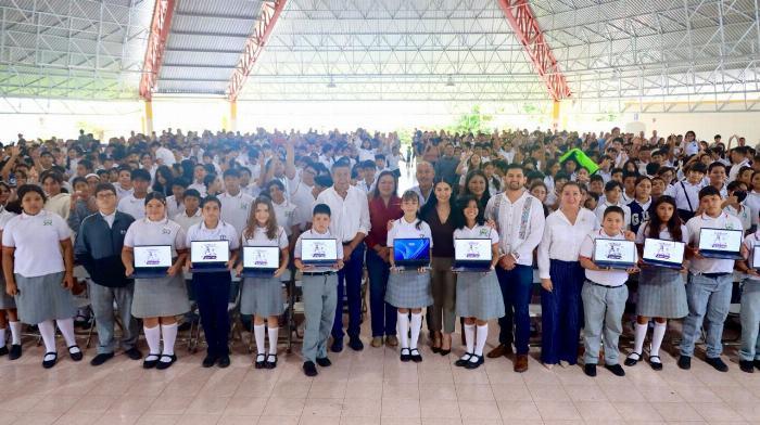 Entregan 1,805 ColiBecas Computadoras gratuitas a estudiantes de secundarias de Villa de Álvarez