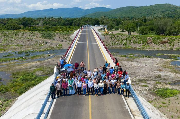 Indira Vizcaíno entrega en Ixtlahuacán el Puente La Presa y la rehabilitación de la Unidad Deportiva