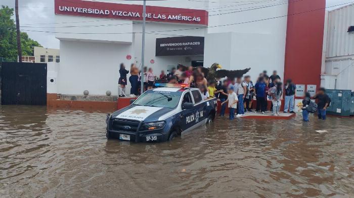 Atienden afectaciones por lluvias intensas en Manzanillo  