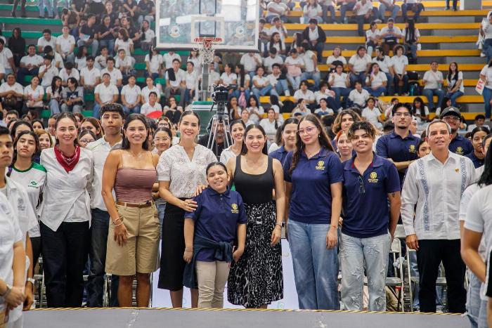 Indira Vizcaíno expone detalles de Mi ColiBeca para el Futuro a miles de estudiantes en Manzanillo