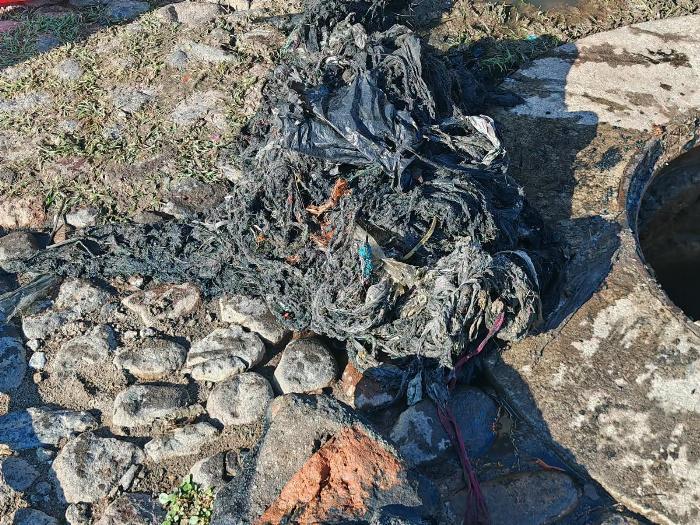 Detectan drenaje tapado con toallitas húmedas en VdeÁ; no se desintegran en el agua