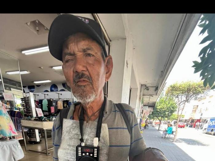 Vive en la calle desde hace 16 años: Ramón Canales, un adulto mayor invidente en el centro de Colima