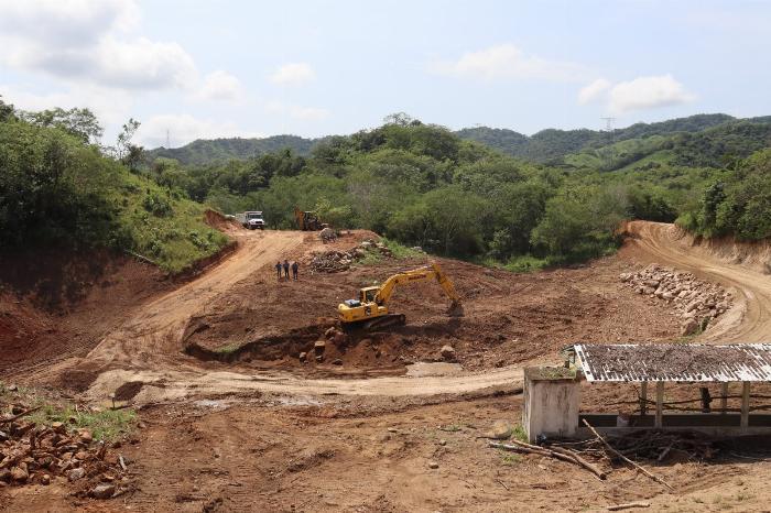 Construyen bordo de captación pluvial en Agua Zarca; beneficiará a 50 productores  