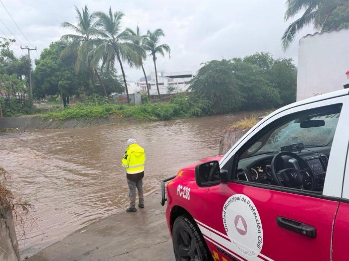 Mantienen cerrado el puerto de Manzanillo a embarcaciones menores