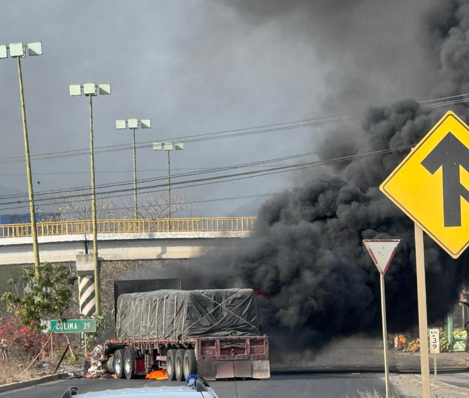 Reportan enfrentamiento, bloqueos e incendios en Tecomán; hay dos policías heridos y un criminal