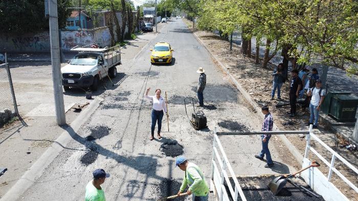 Diputada Karen Jurado tapa 40 baches ante la desatención del gobierno de Villa de Álvarez 