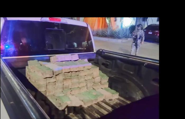 Sorprenden a 2 sujetos robando piezas de adoquín en Manzanillo (Video)