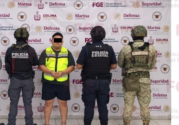 Detienen a policía de Coquimatlán que fue captado torturando a un hombre en los separos