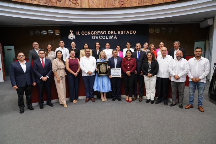 Entregan la presea al Mérito Médico 2026 a especialista en otorrinolaringología