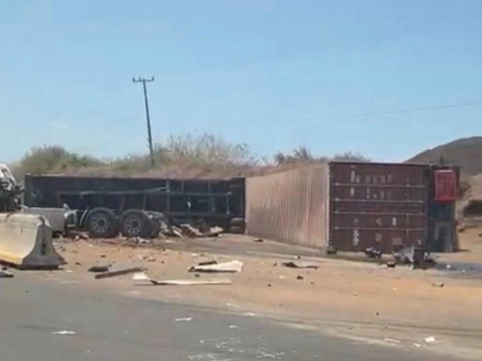 Aparatoso accidente entre tráilers en la carretera Colima-Manzanillo deja lesionados y daños materiales