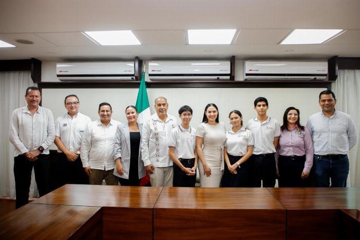 Indira Vizcaíno recibió a estudiantes colimenses que participarán en Olimpiada Internacional en Londres